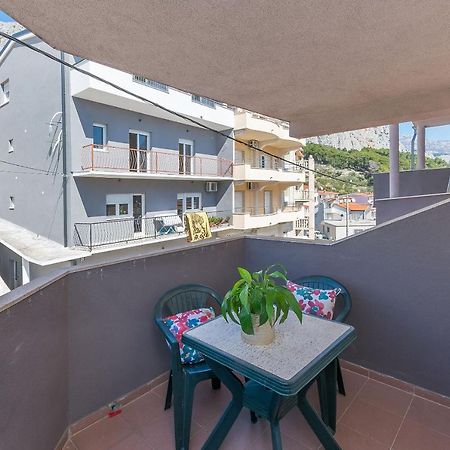 Apartments Ana Omis Bagian luar foto