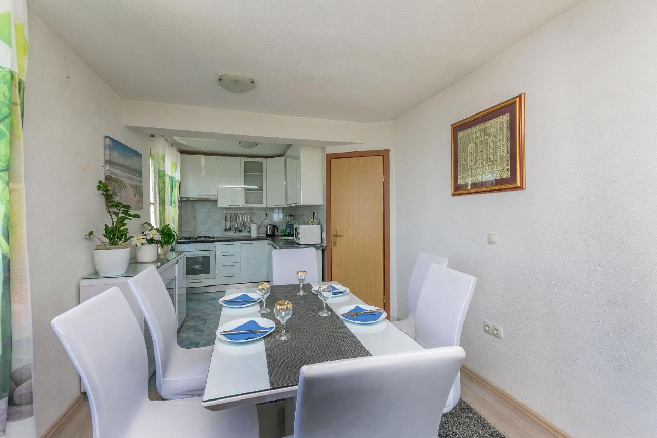 Apartments Ana Omis Bagian luar foto