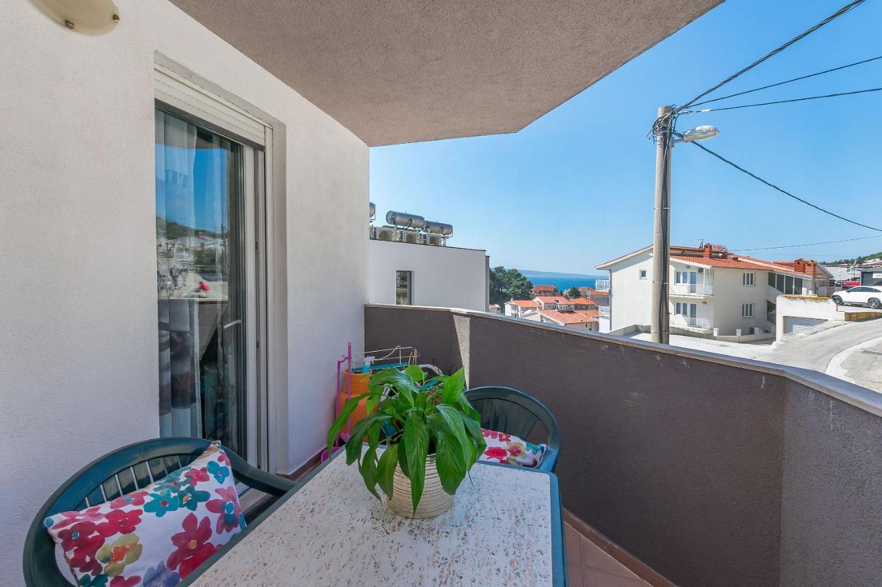 Apartments Ana Omis Bagian luar foto