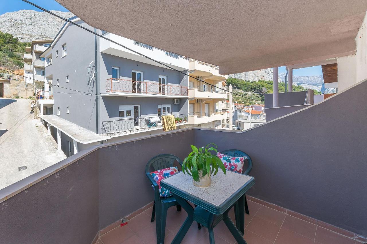 Apartments Ana Omis Bagian luar foto