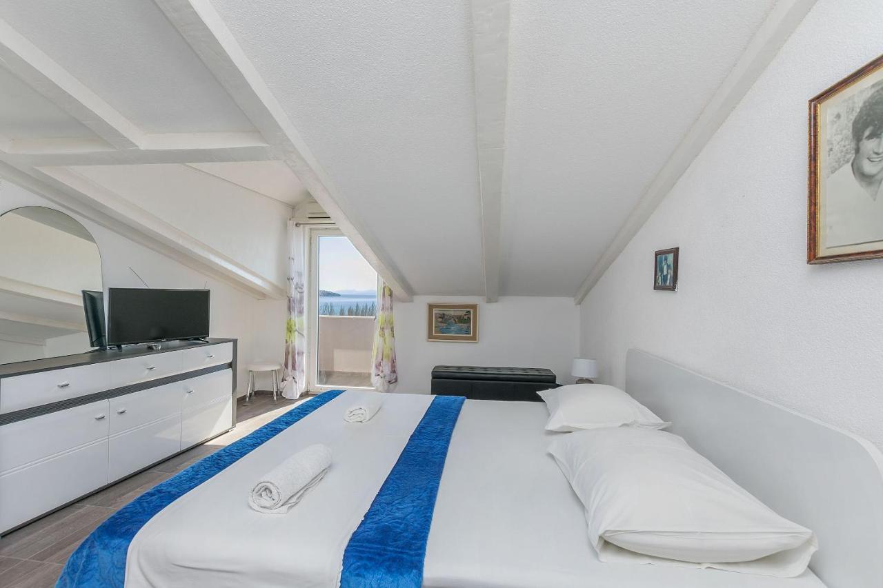 Apartments Ana Omis Bagian luar foto