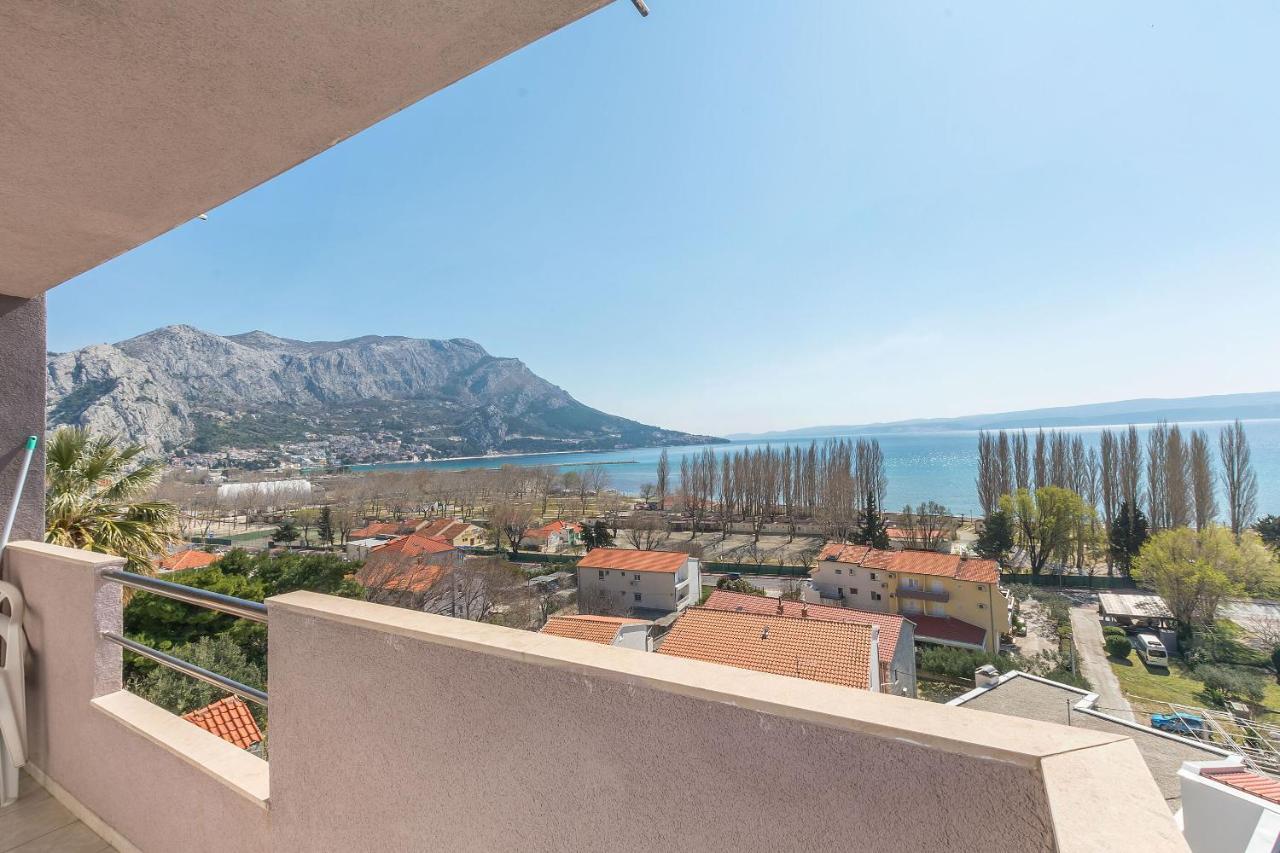 Apartments Ana Omis Bagian luar foto