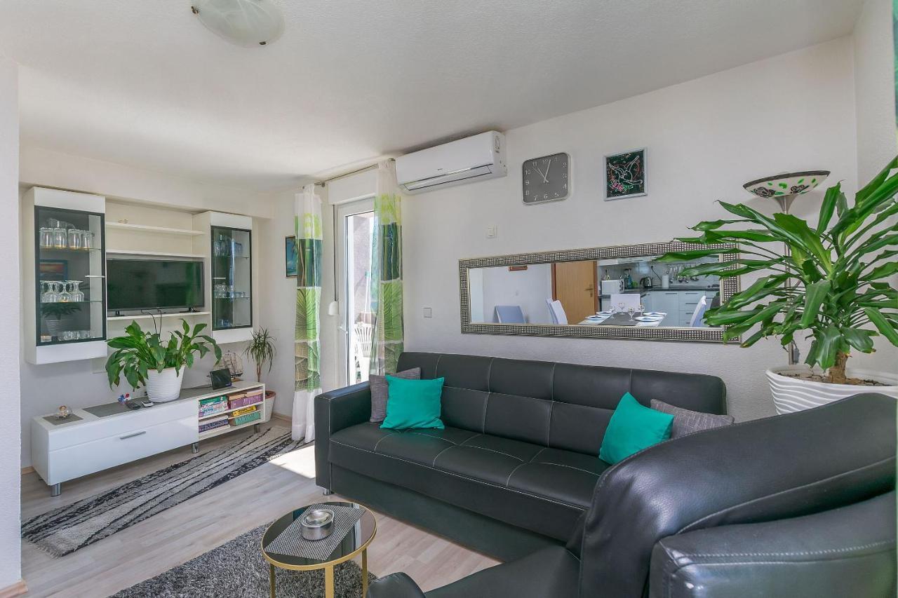 Apartments Ana Omis Bagian luar foto