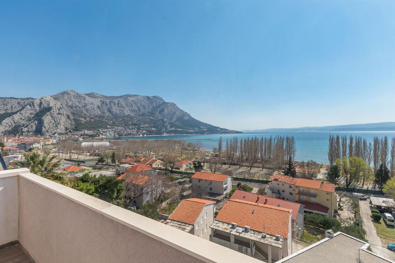 Apartments Ana Omis Bagian luar foto