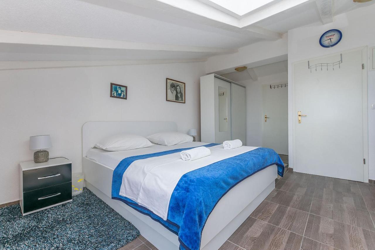 Apartments Ana Omis Bagian luar foto