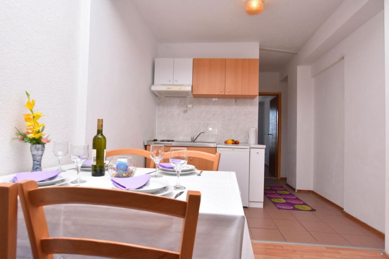Apartments Ana Omis Bagian luar foto