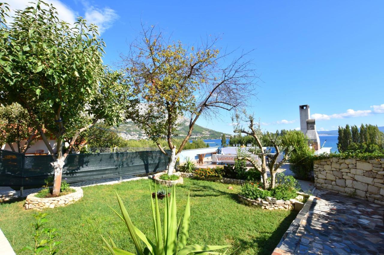 Apartments Ana Omis Bagian luar foto