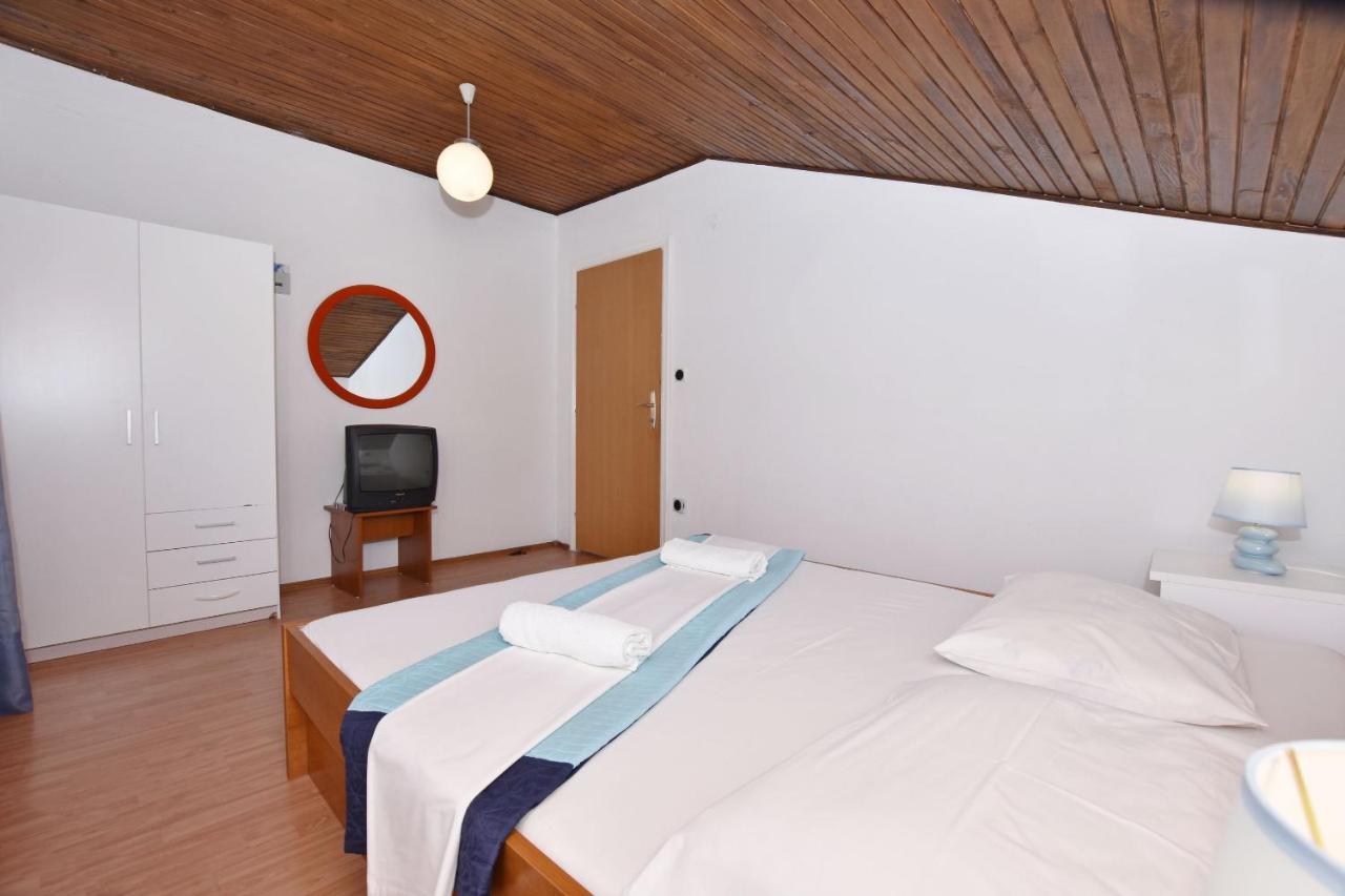 Apartments Ana Omis Bagian luar foto