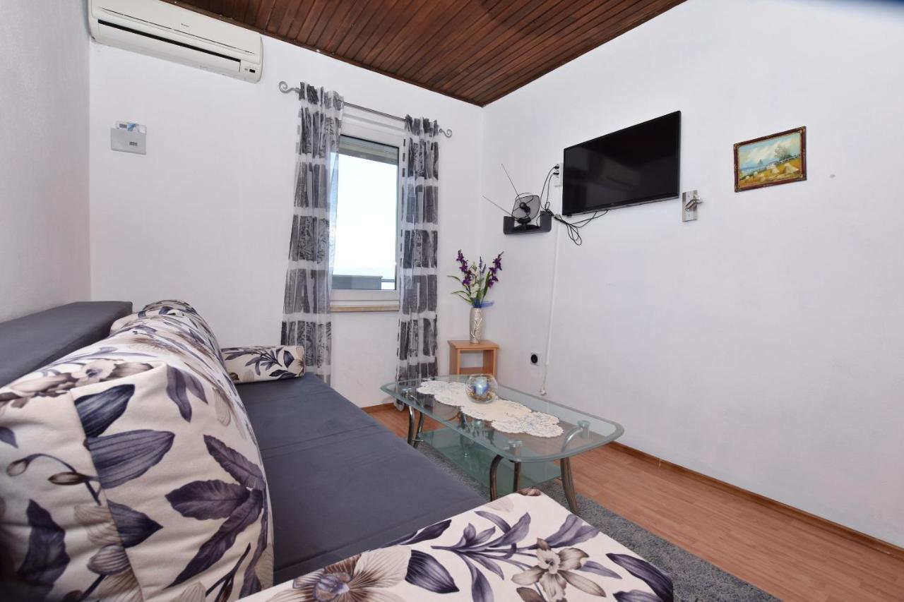 Apartments Ana Omis Bagian luar foto