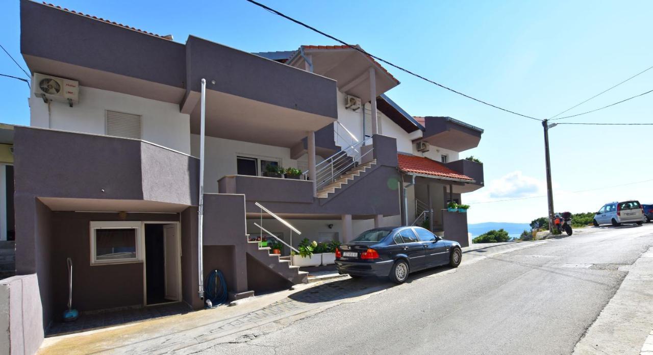 Apartments Ana Omis Bagian luar foto