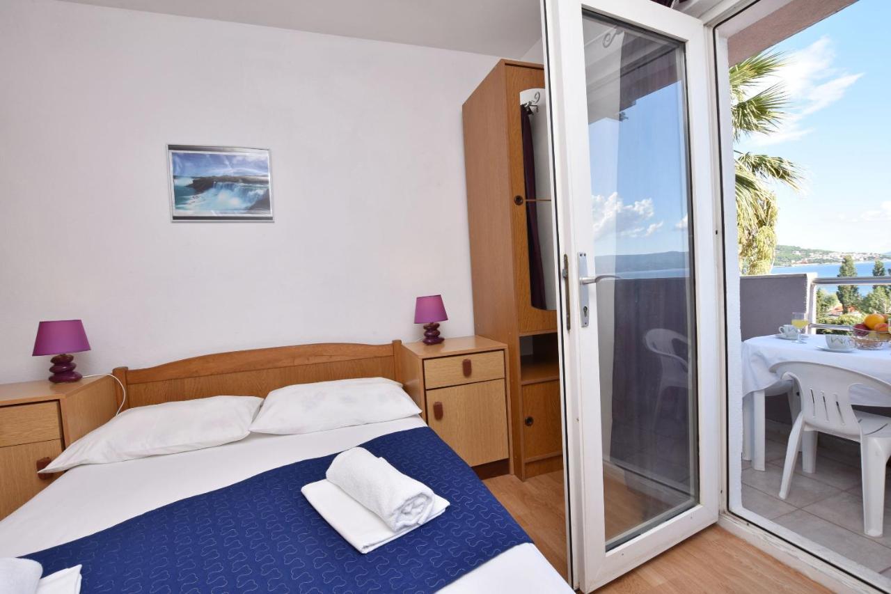 Apartments Ana Omis Bagian luar foto