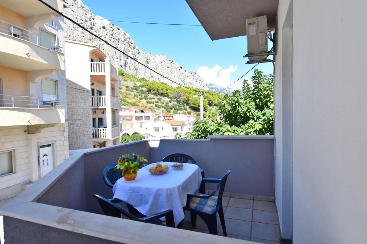 Apartments Ana Omis Bagian luar foto