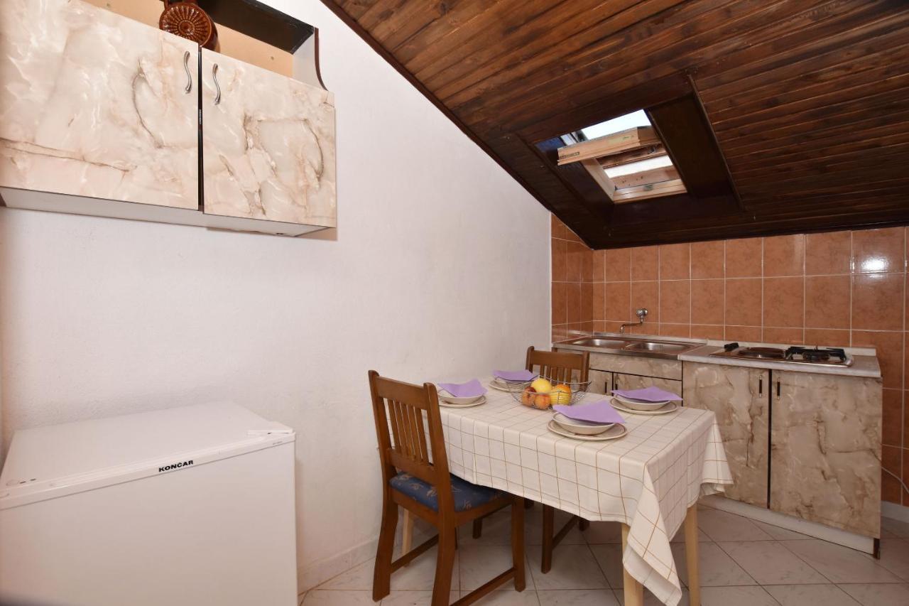 Apartments Ana Omis Bagian luar foto