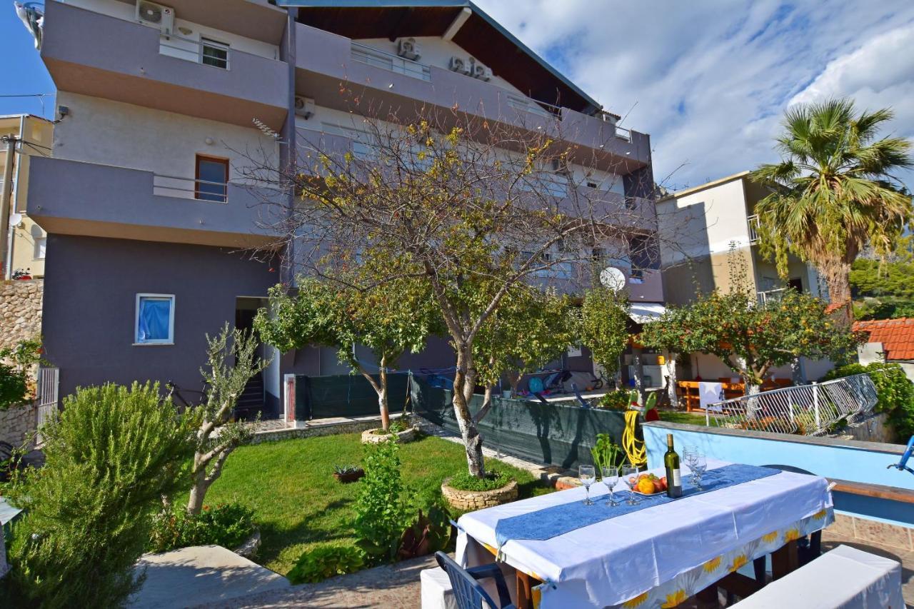 Apartments Ana Omis Bagian luar foto