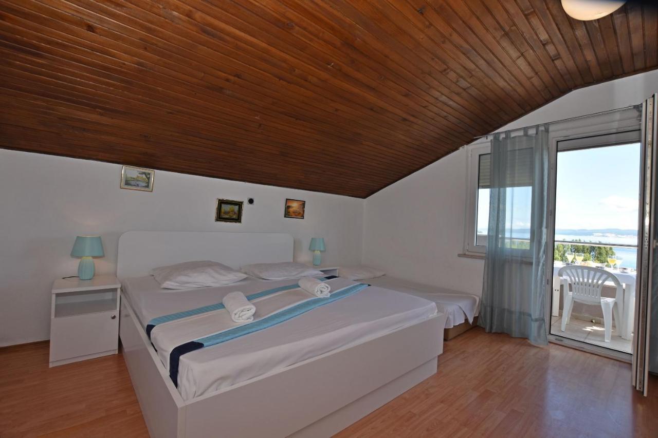 Apartments Ana Omis Bagian luar foto