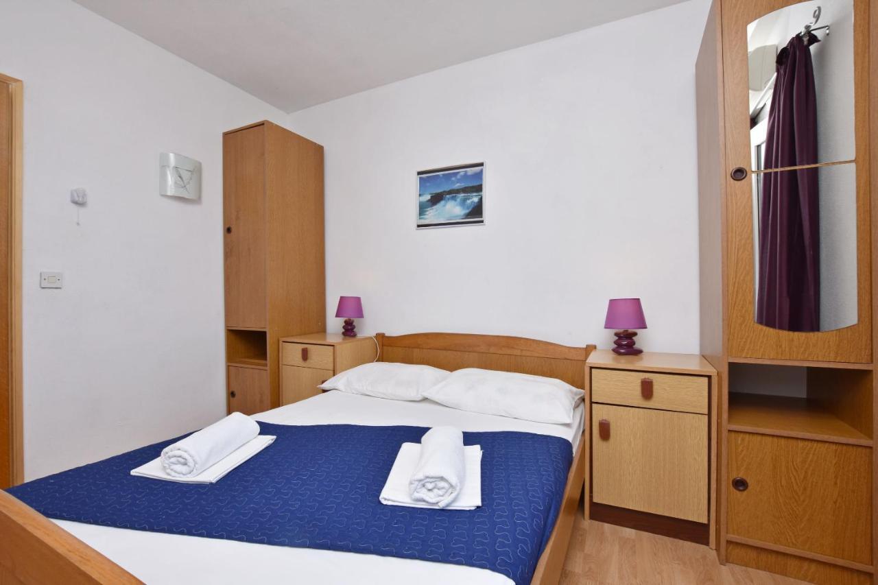 Apartments Ana Omis Bagian luar foto