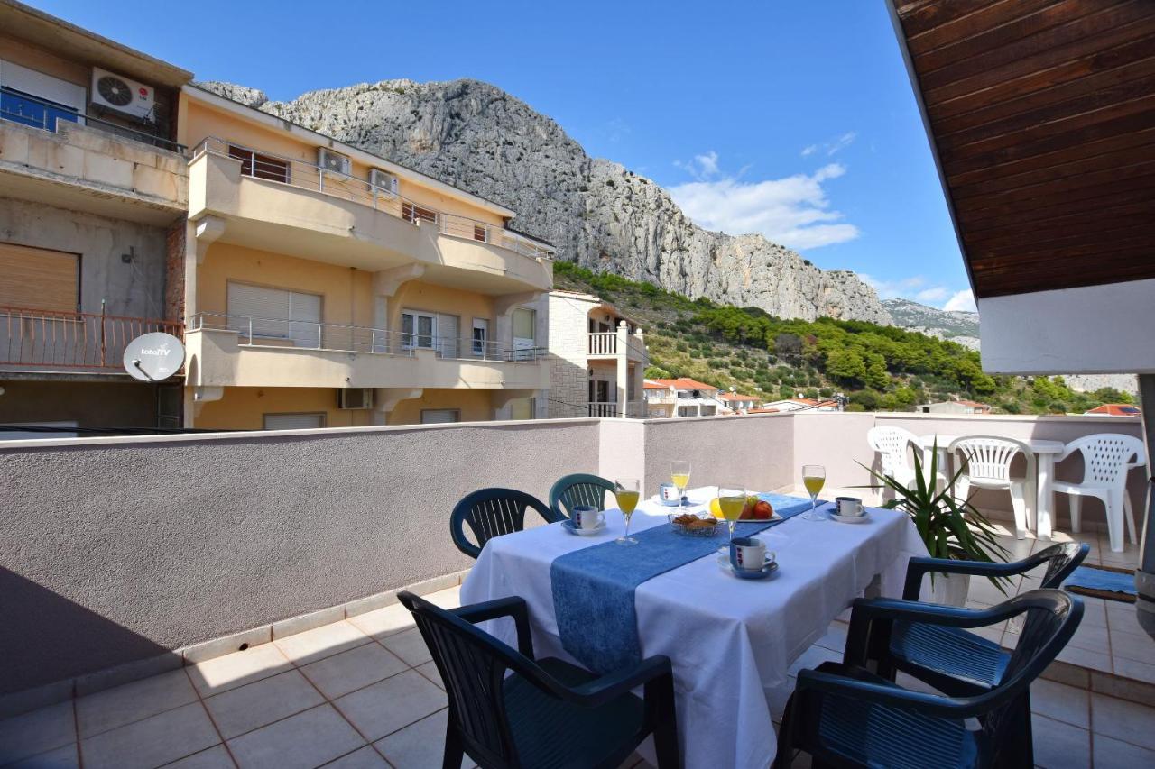 Apartments Ana Omis Bagian luar foto