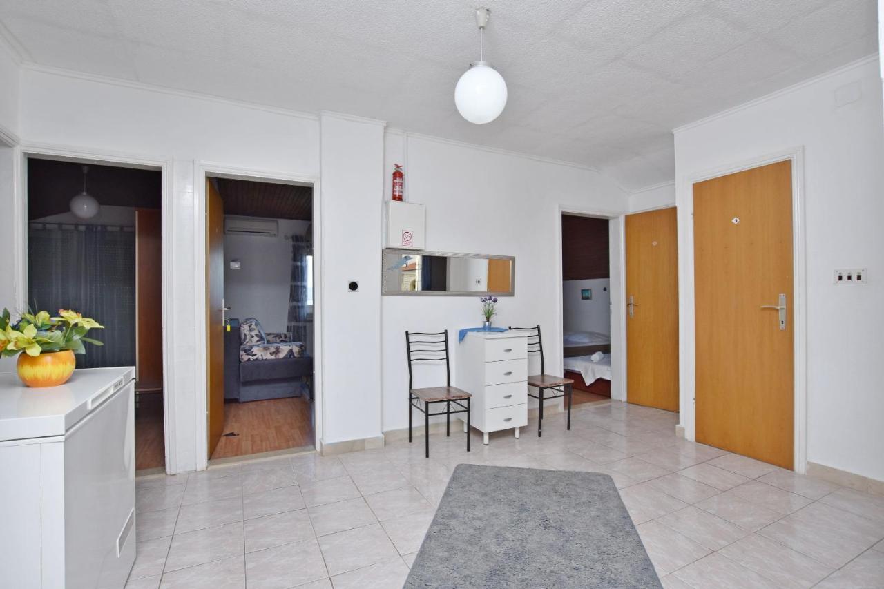 Apartments Ana Omis Bagian luar foto