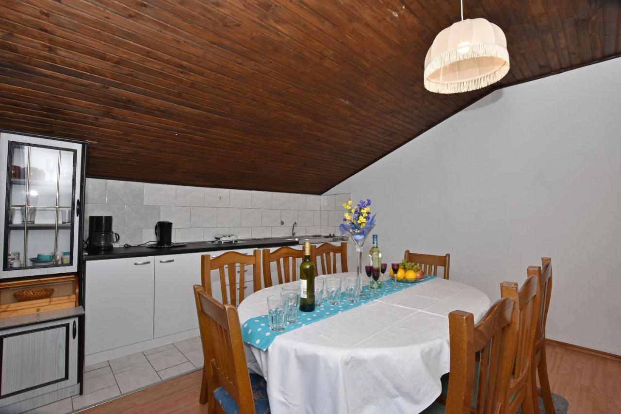 Apartments Ana Omis Bagian luar foto