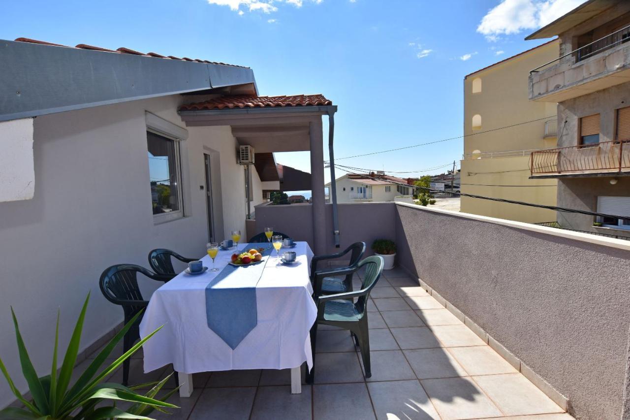Apartments Ana Omis Bagian luar foto